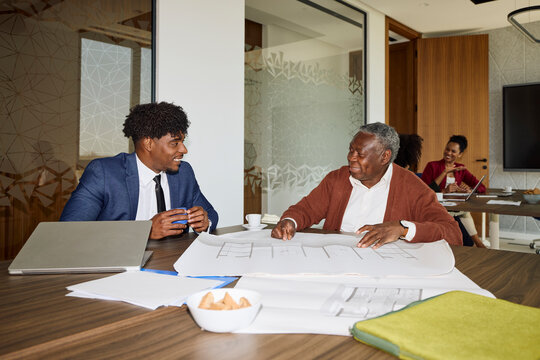 Experienced executive collaborates with junior associate