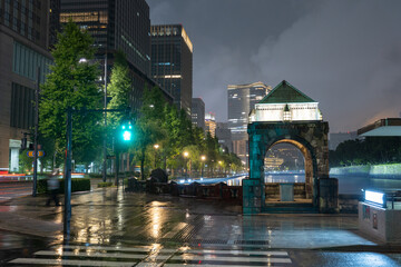 Fototapeta premium 雨の皇居外苑・和田倉門と丸の内ビル群の夜景 Rainy Night View of Wadakura Gate and Marunouchi Skyline near the Imperial Palace, Tokyo