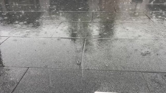 Regen f&auml;llt auf nassen Boden mit Wassertropfen &ndash; Nat&uuml;rlicher Wetterhintergrund Video