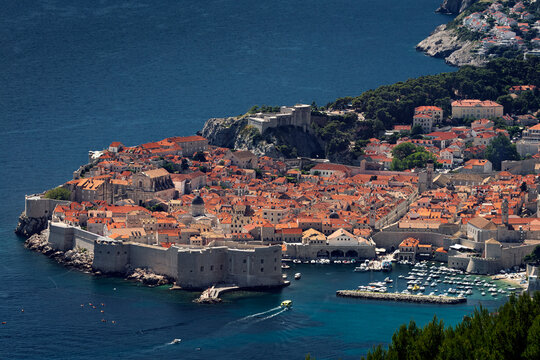 Blick auf die Altstadt von Dubrovnik, Hafen mit Stadtmauer, Kroatien, 01.06.2026 < english> View of Dubrovnik's Old Town, harbor and city walls, Croatia, June 1, 2026