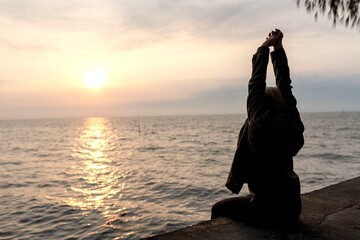 Fototapeta premium Serene sunrise yoga by sea