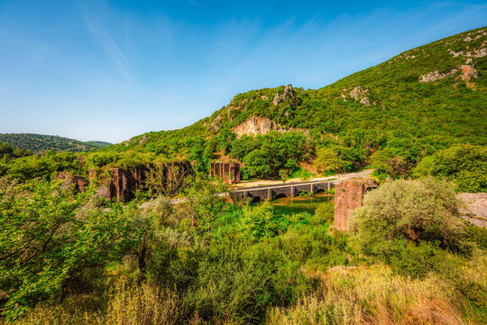 The ancient aqueduct that provided water to Nikopolis.