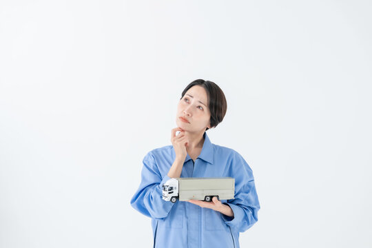 悩む女性　トラック
