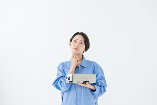 悩む女性　トラック