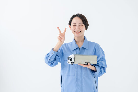 ピースする女性　トラック