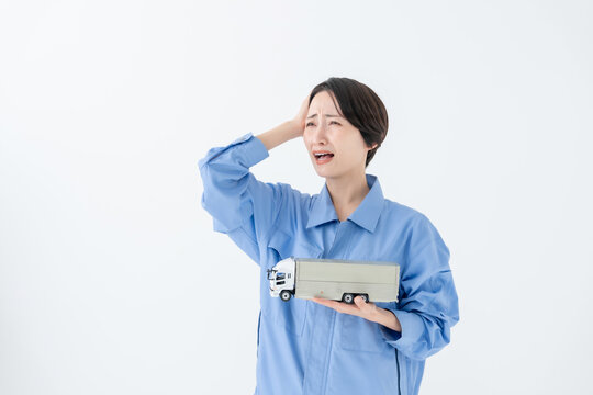頭を抱える女性　トラック