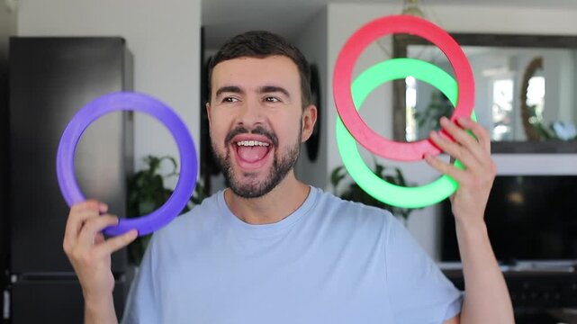A juggler and his rings 
