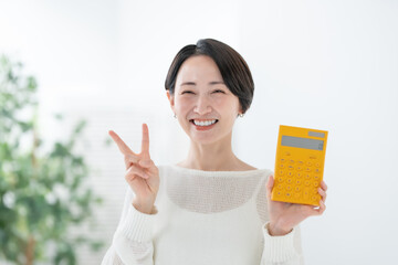 電卓を持つ女性　ピース