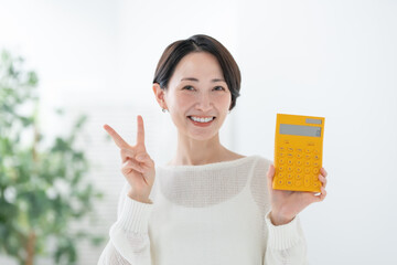 電卓を持つ女性　ピース