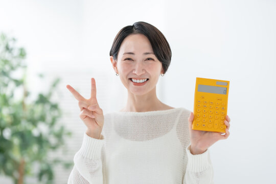 電卓を持つ女性　ピース
