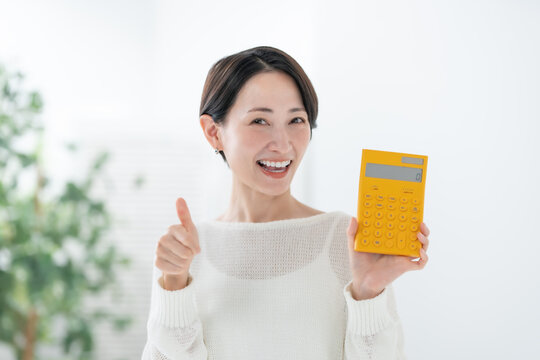 電卓を持つ女性　いいね　サムズアップ