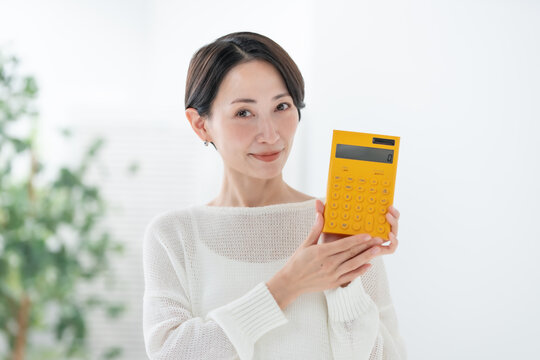 電卓を持つ女性