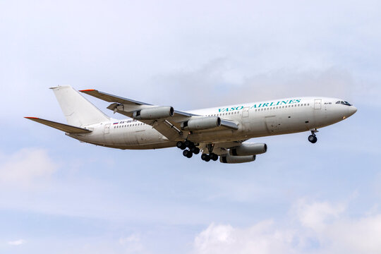 Luqa, Malta - June 12, 2005: Vaso Airlines Ilyushin Il-86 (Reg: RA-86115)on finals for runway 14.