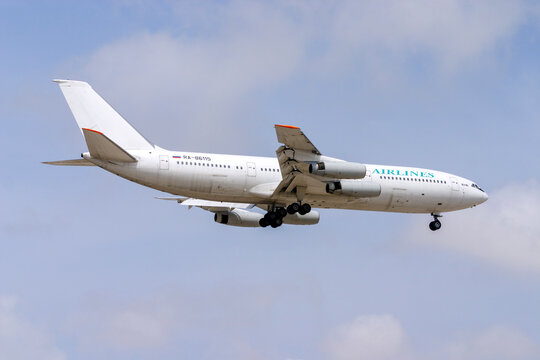 Luqa, Malta - June 12, 2005: Vaso Airlines Ilyushin Il-86 (Reg: RA-86115)on finals for runway 14.