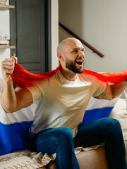 Un emocionado aficionado paraguayo celebra un gol viendo un partido del Mundial. © Piero