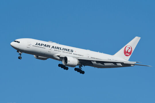Japan Airlines Boeing 777-200ER (JA702J) on final approach to Haneda Airport under clear blue sky