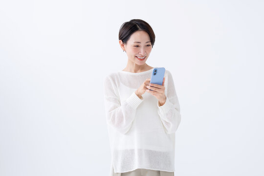 スマートフォンを使う女性
