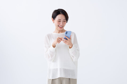 スマートフォンを使う女性