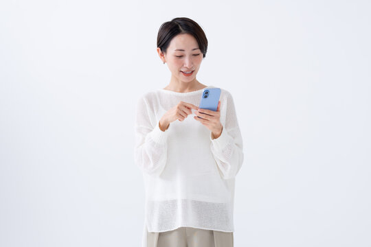 スマートフォンを使う女性