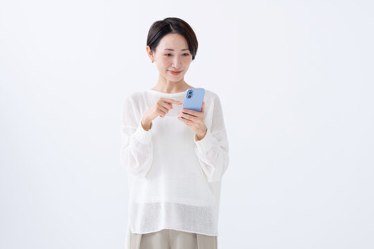 スマートフォンを使う女性