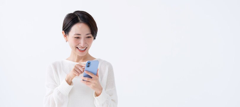 スマートフォンを使う女性