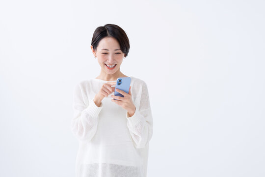 スマートフォンを使う女性