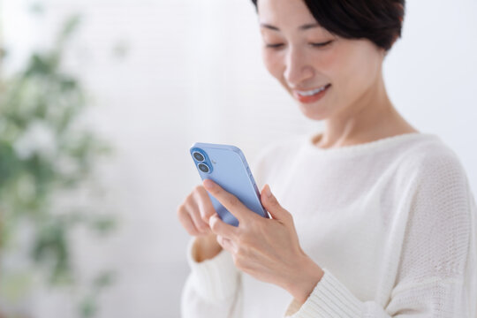 スマートフォンを使う女性