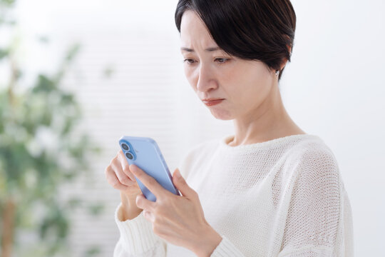 スマホを使う女性