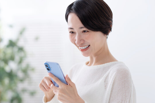 スマートフォンを使う女性