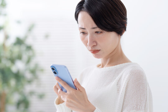 スマホを使う女性