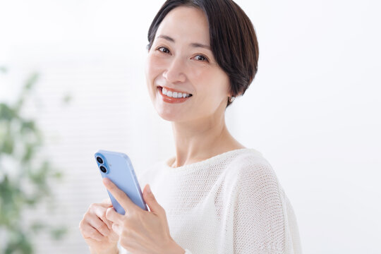 スマートフォンを使う女性