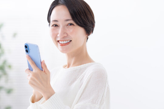 スマートフォンを使う女性