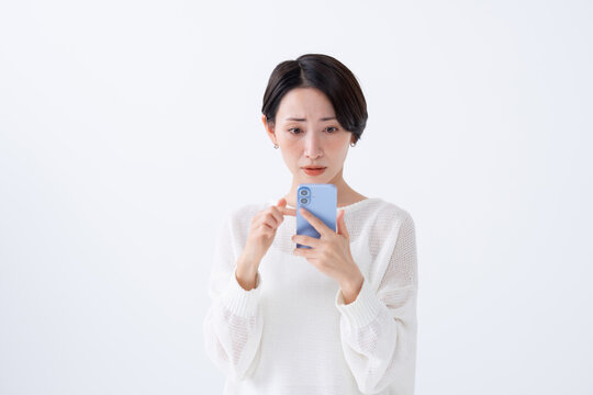スマホを使う女性