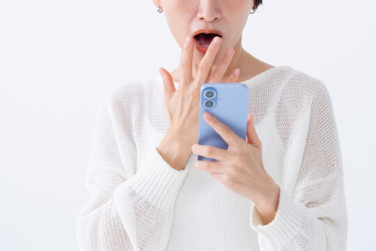 驚く女性　スマートフォン