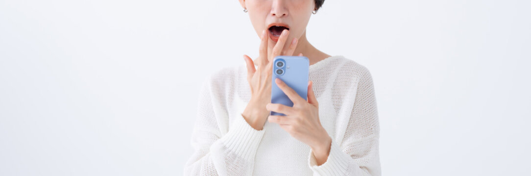 驚く女性　スマートフォン
