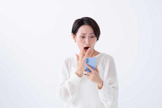 驚く女性　スマートフォン