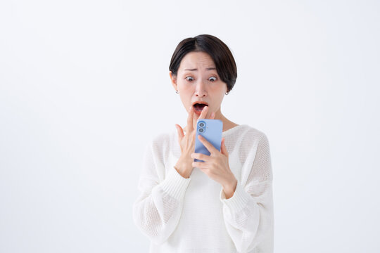 驚く女性　スマートフォン