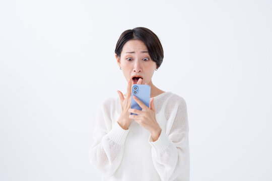 驚く女性　スマートフォン