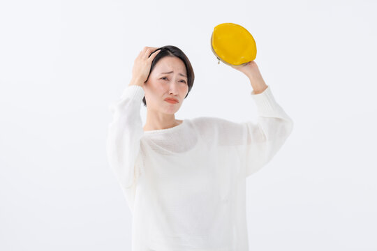 財布を見る女性