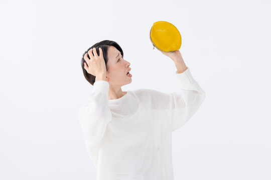 財布を見る女性