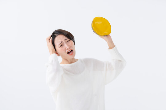 財布を見る女性