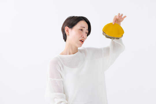 財布を見る女性