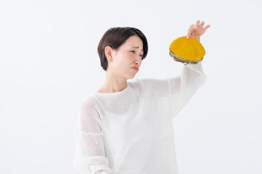財布を見る女性