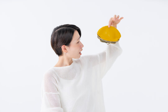 財布を見る女性