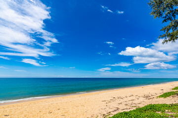 Obraz premium Beautiful beach and sea with clear blue sky background