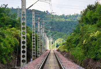 Obraz premium Historic Railway Line in Yunnan Mountains Extending into Distance
