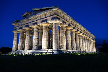 Fototapeta premium Temple of Athena lit at night, Paestum