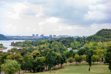 Tranquil Lakeside Park with City Skyline and Mountains © ChuThi
