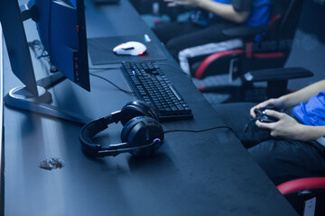 Gaming Setup with Headphones and Equipment During Live Match © DangThi