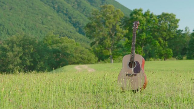 草原とアコースティックギター